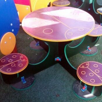Детский круглый стол с 4-мя стульями