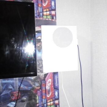 НАСТЕННАЯ ПОЛКА ДЛЯ ПРИСТАВКИ XBOX ONE S